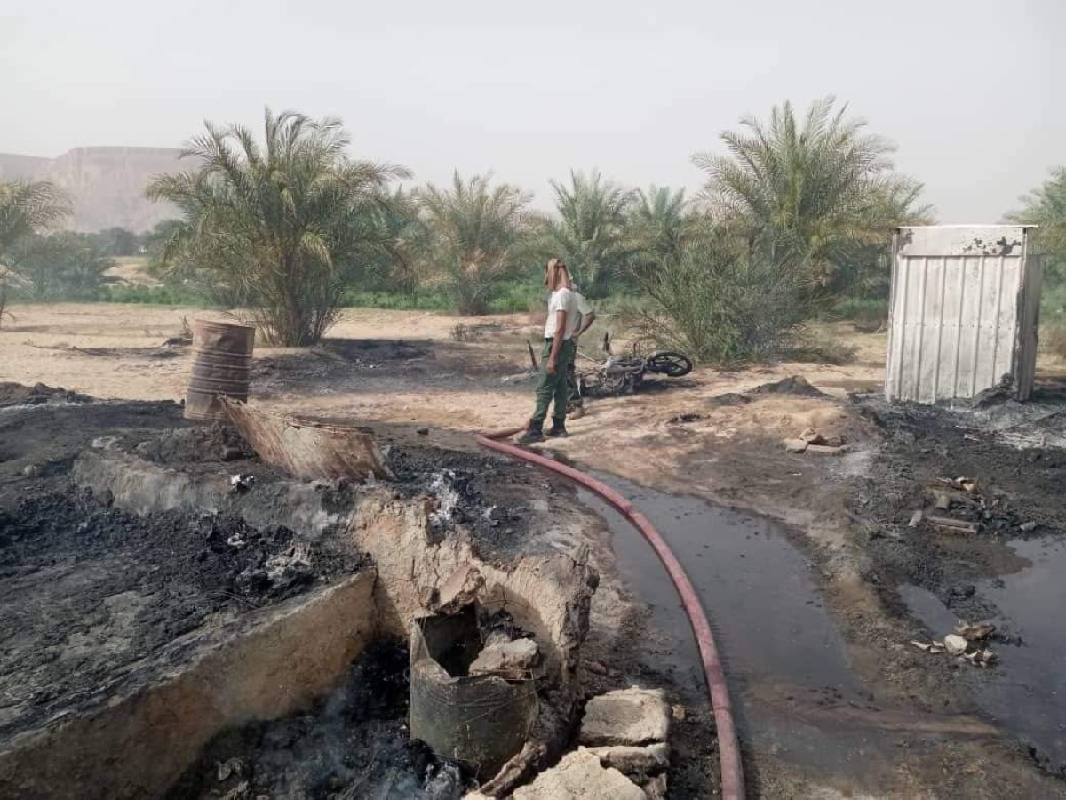 Civil Defense extinguishes a fire that broke out in the tents of displaced people in the Madouda area of ​​Sayun District