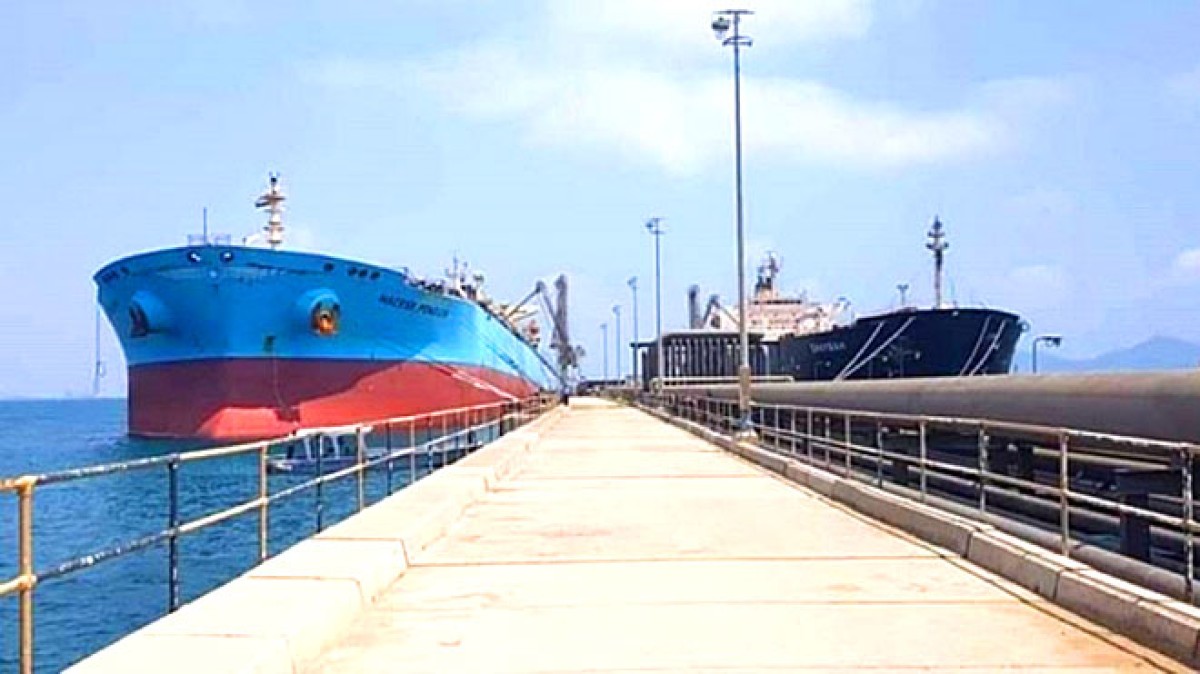 A ship carrying 33 thousand tons of diesel arrives in Aden to supply power stations