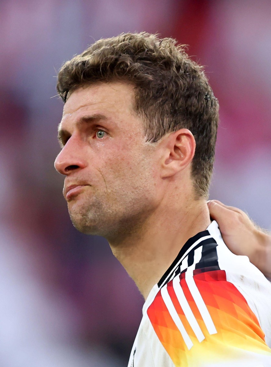 Muller announces his retirement from international football with moving words.. What are his most notable achievements with the German national team?