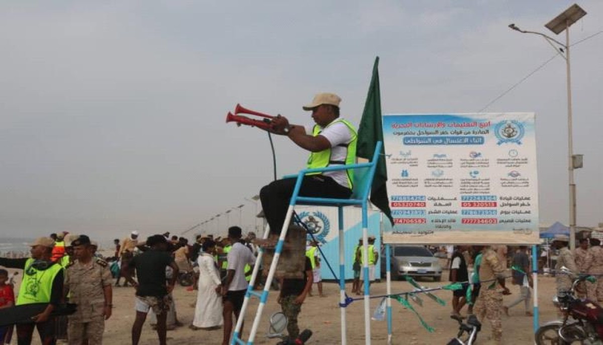 حضرموت.. خفر السواحل تبتكر طريقة جديدة لتحذير مرتادي البحر من المناطق الخطرة