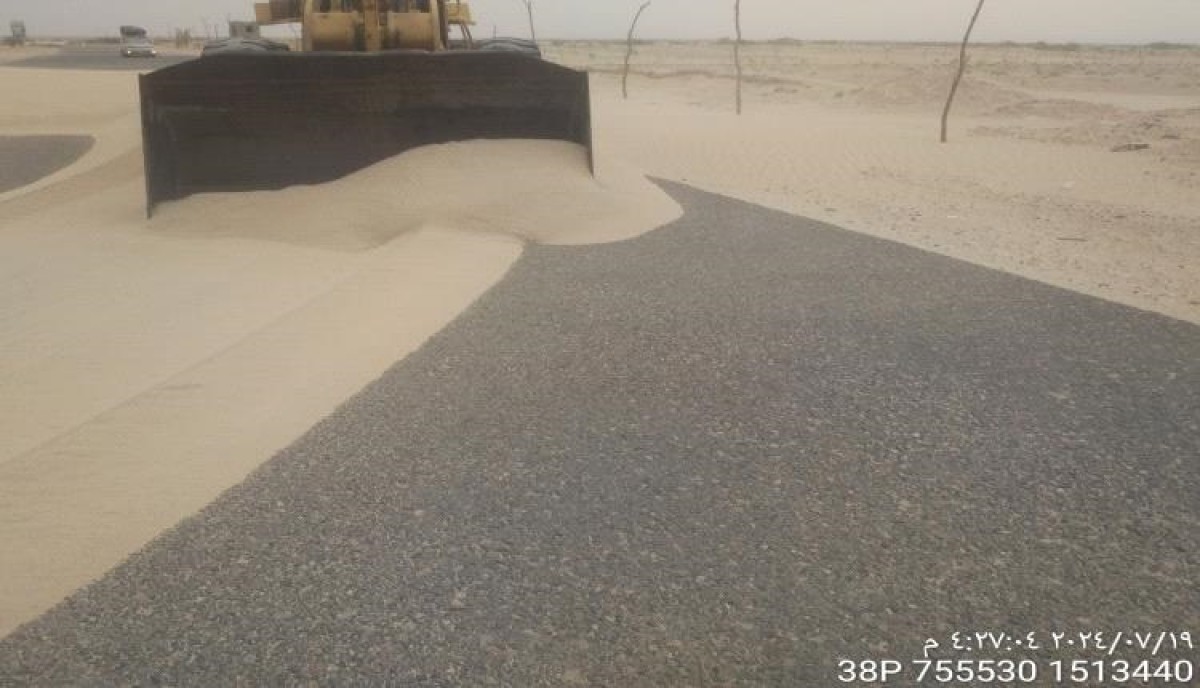 Shabwa.. Work continues to remove sand from the international coastal road in Arqa and Al-Nashima Radum