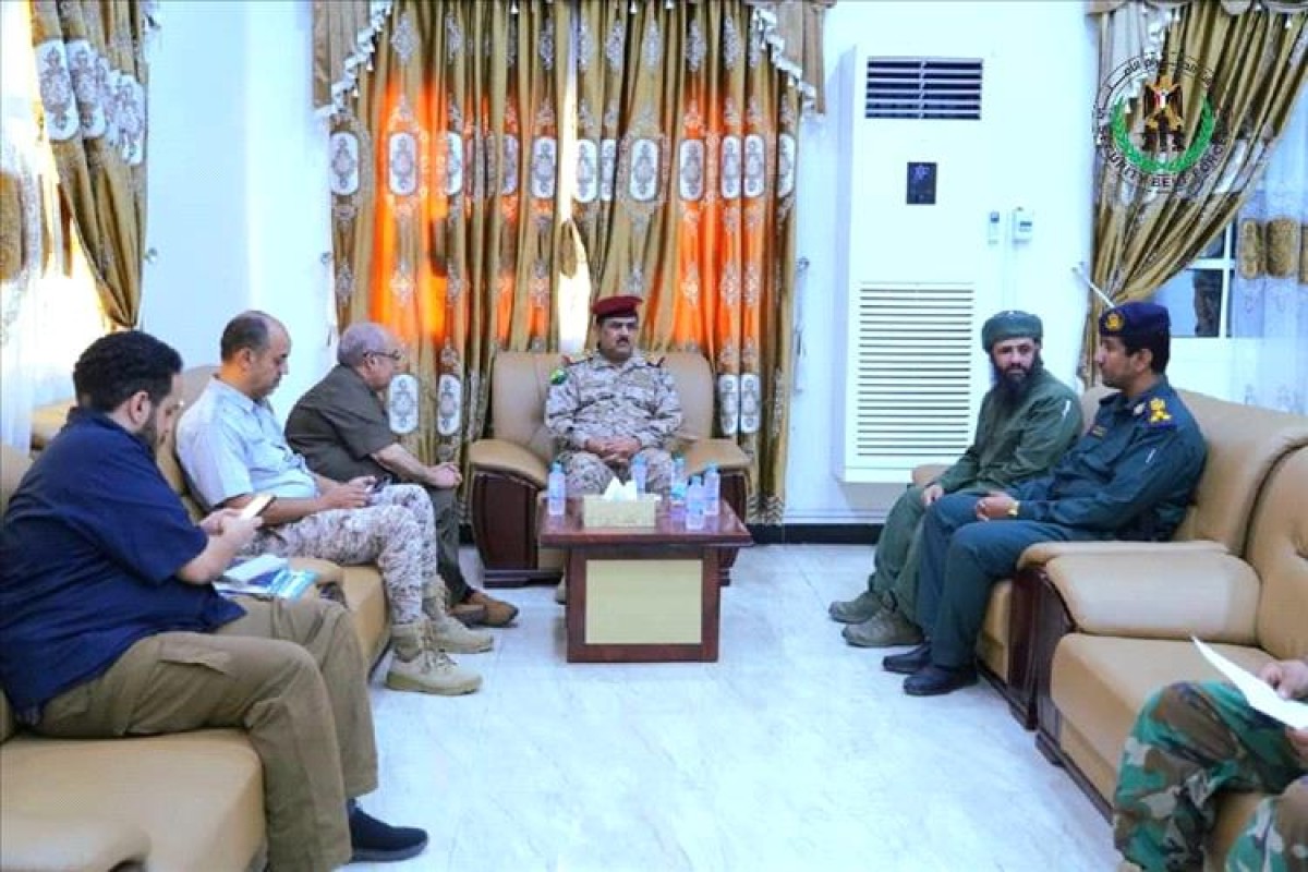 The Minister of Defense visits the headquarters of the General Command of the Security Belt