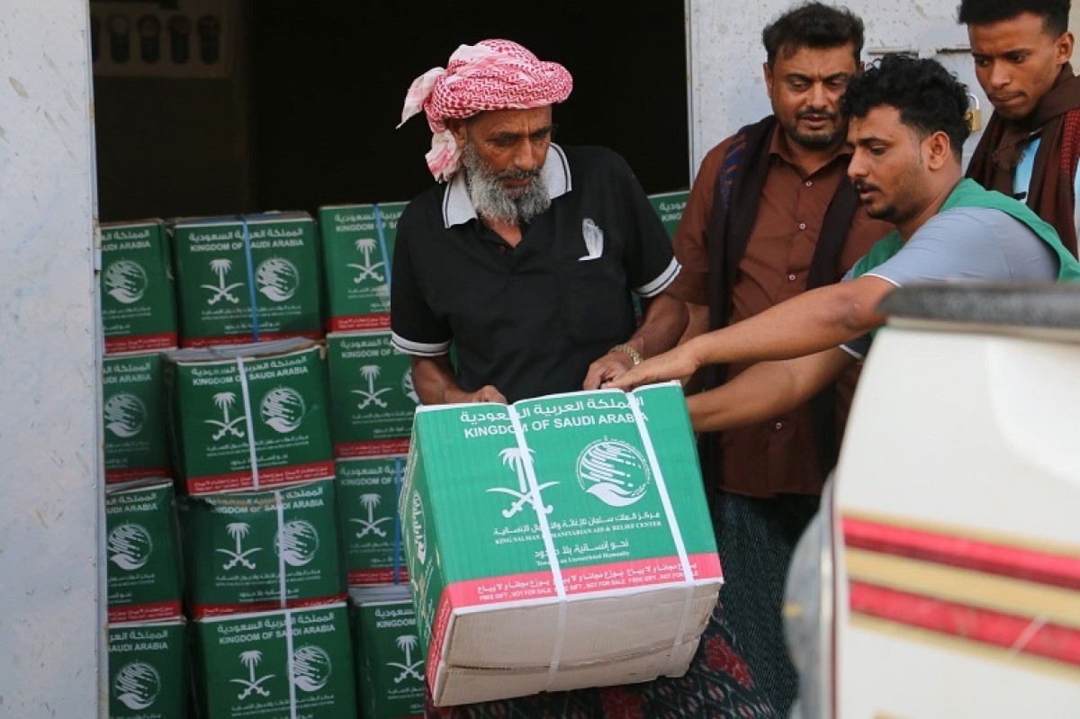 The King Salman Center distributes food aid to needy families in the Socotra Archipelago