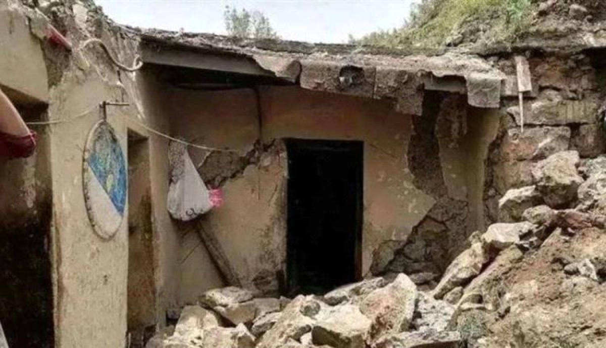 A house collapses on the heads of its residents in Ibb