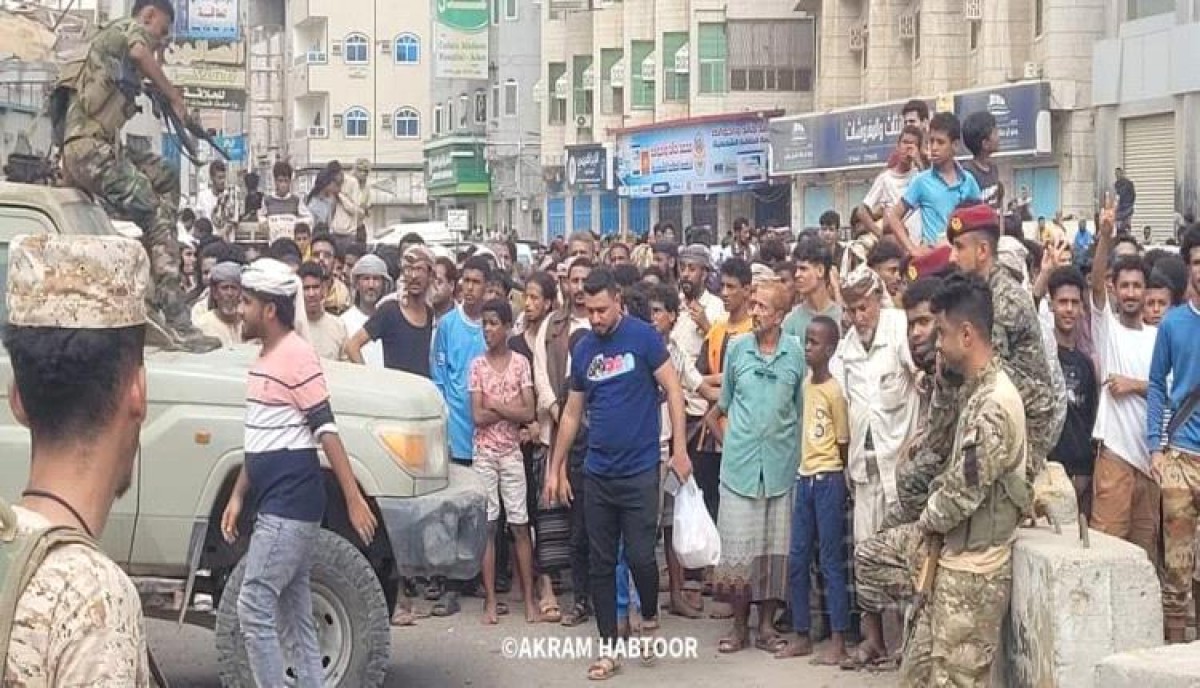 Aden witnesses a large crowd of citizens waiting for the execution of the death sentence against Hussein Harhara