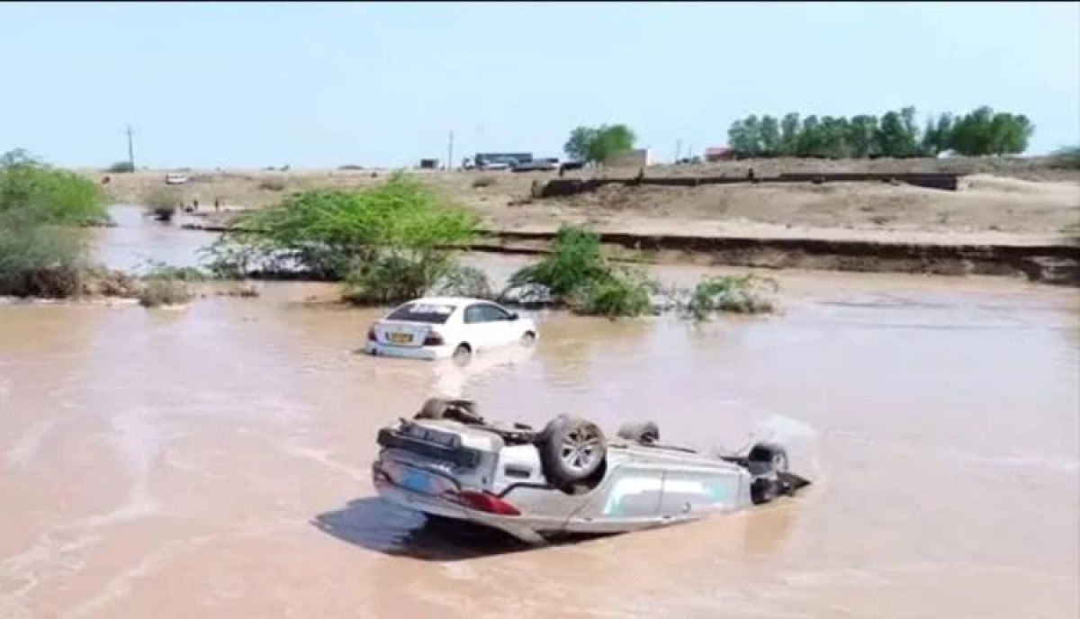 The bodies of two soldiers who were swept away by torrents were recovered in the Hais district of Hodeidah