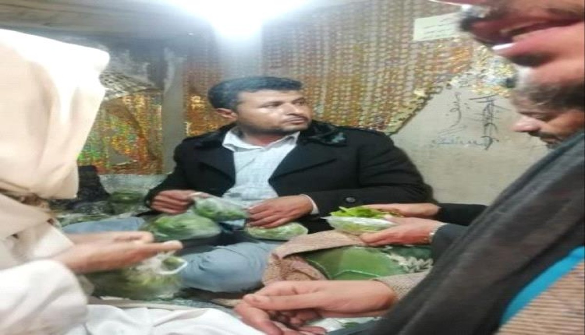 A doctor at Sanaa University resorts to selling qat after his salaries were cut