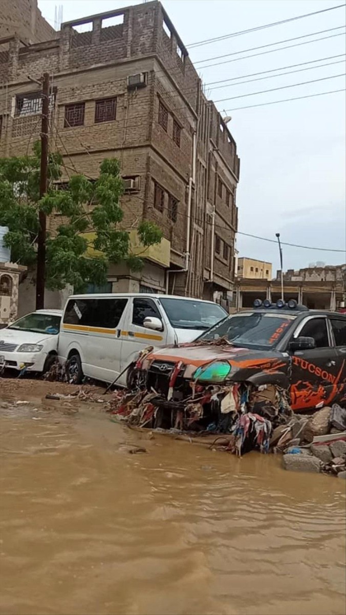 شاهد بالصور.. الفيضانات التي اجتاحت شوارع المكلا