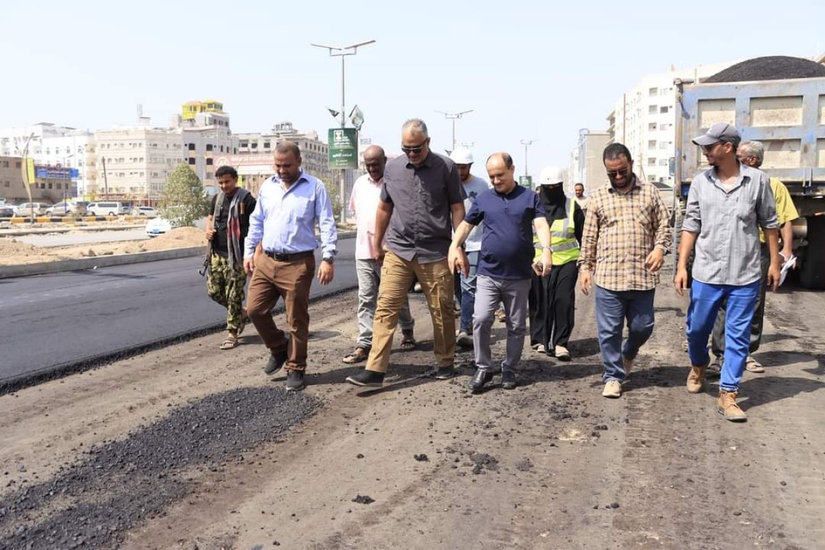 الماس وعبود ناجي يطلعان على سير أعمال الاسفلت في خط جولة السفينة - جولة الكثيري بعدن