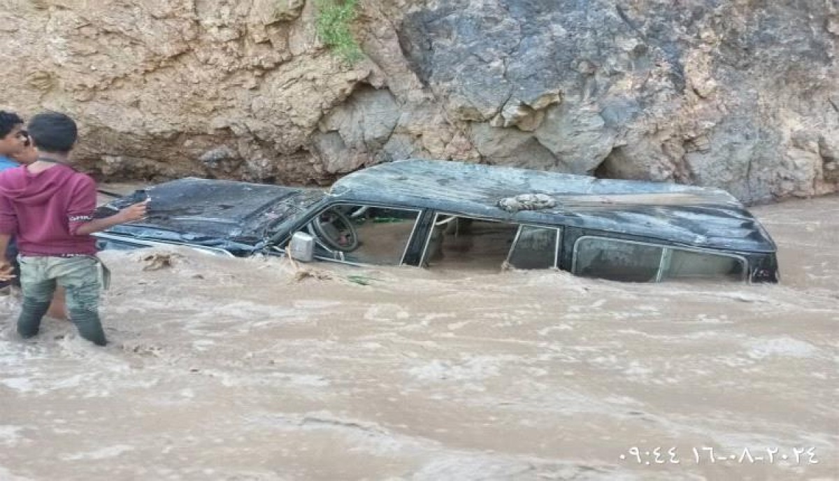 Al-Dhalea..Floods sweep away a citizen’s car in the Toursa area in Al-Azareq