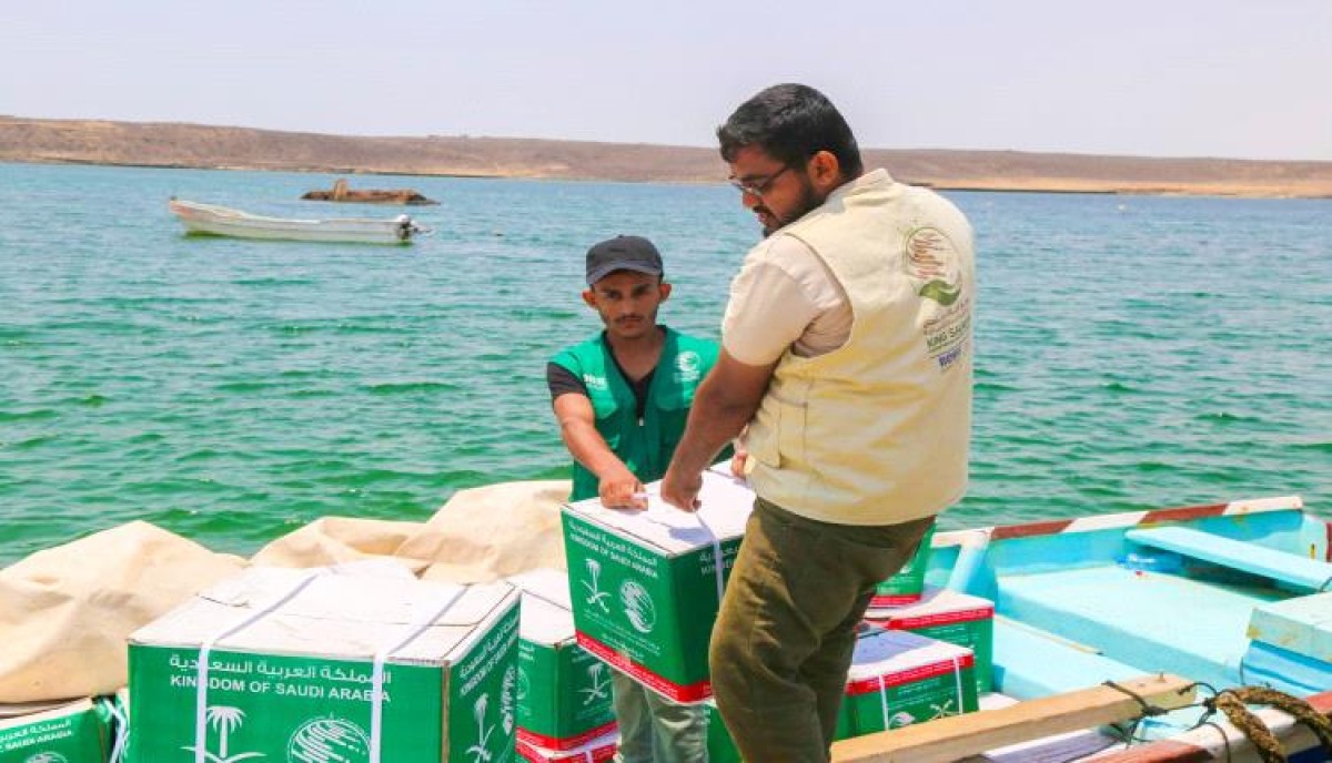 مركز الملك سلمان للإغاثة يوزع مساعدات غذائية طارئة للأسر الأشد احتياجًا في جزيرة ميون