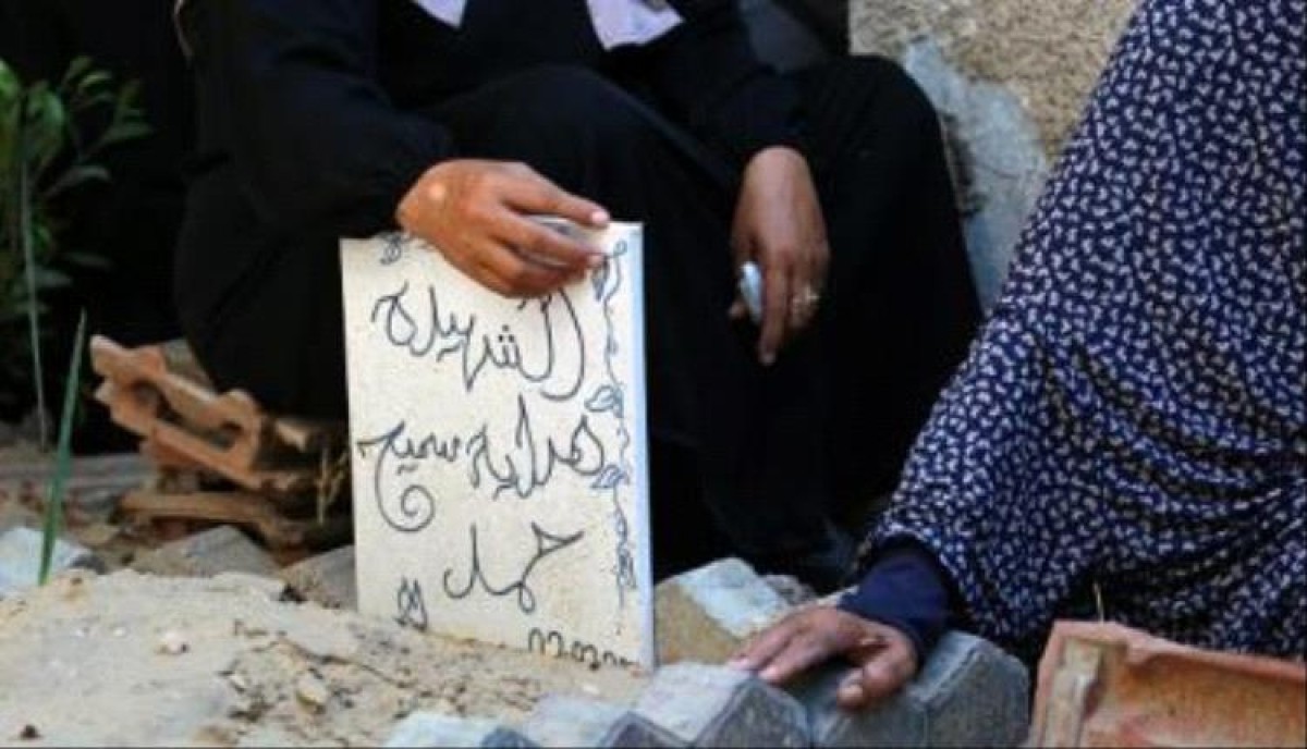 Hayat Abu Hatab.. a Palestinian woman who makes martyrs’ graves from the rubble of Gaza’s homes