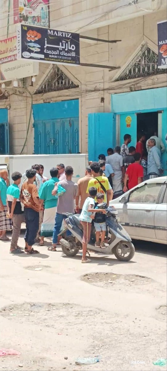 After the prices of fresh fish reached astronomical amounts, there was a crowd to buy iced fish in Aden