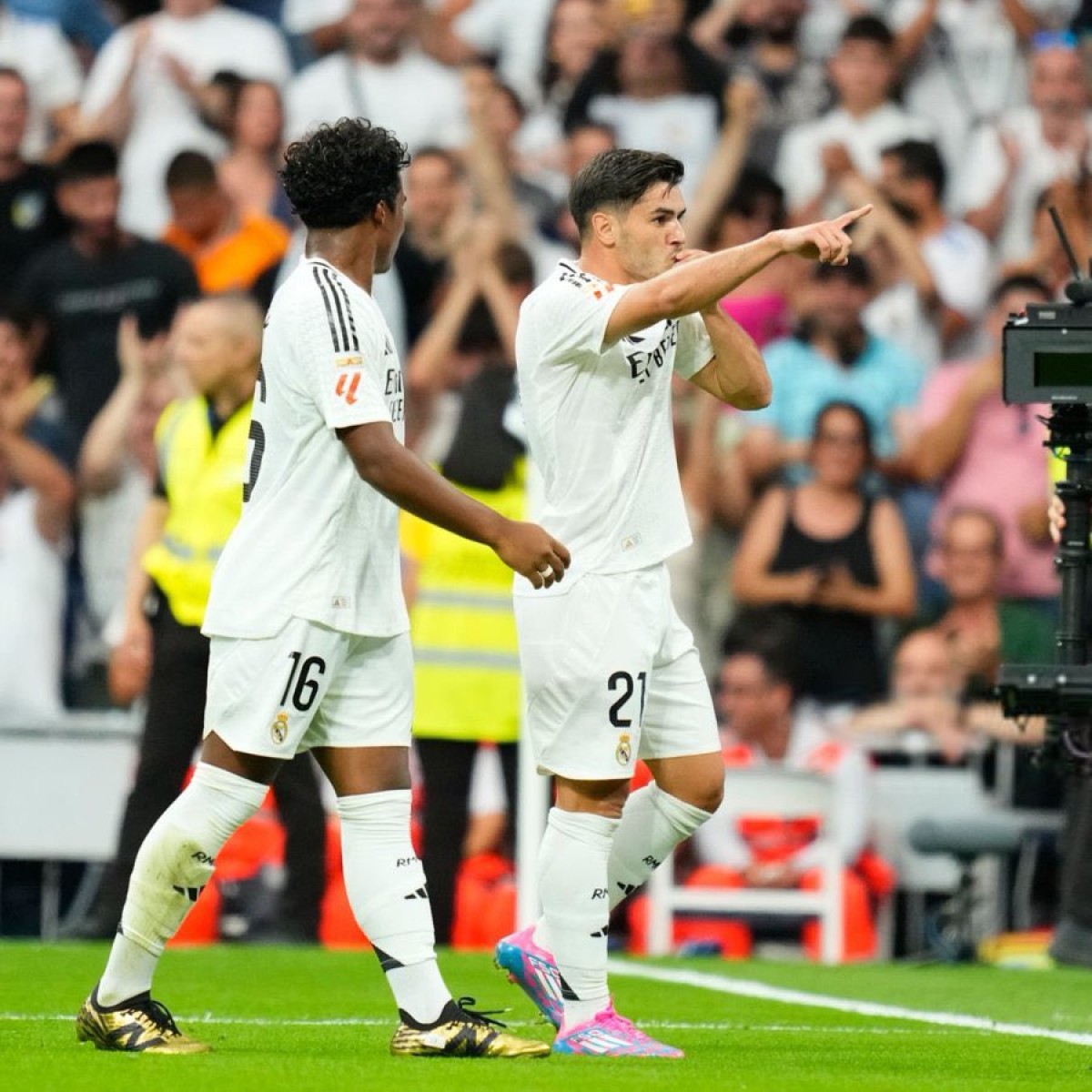 Thanks to the substitutes... Real Madrid is chasing Barcelona's historic throne with a hat-trick against Valladolid