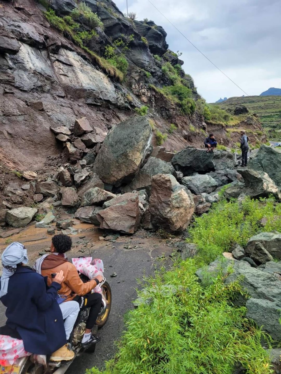 Warnings of rockslides on roads and mud buildings in several Yemeni governorates