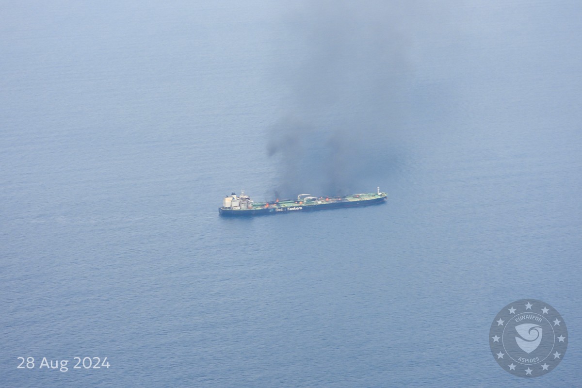 Aspides: The fire continues in the "Sounion" oil tanker, and there is no oil leakage - pictures