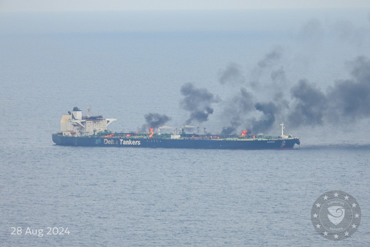 Aspides: The fire continues in the "Sounion" oil tanker, and there is no oil leakage - pictures