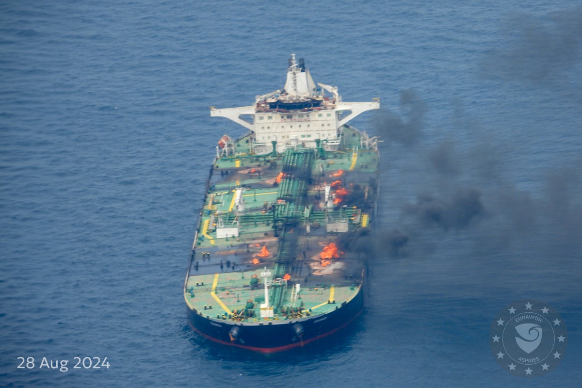 Aspides: The fire continues in the "Sounion" oil tanker, and there is no oil leakage - pictures