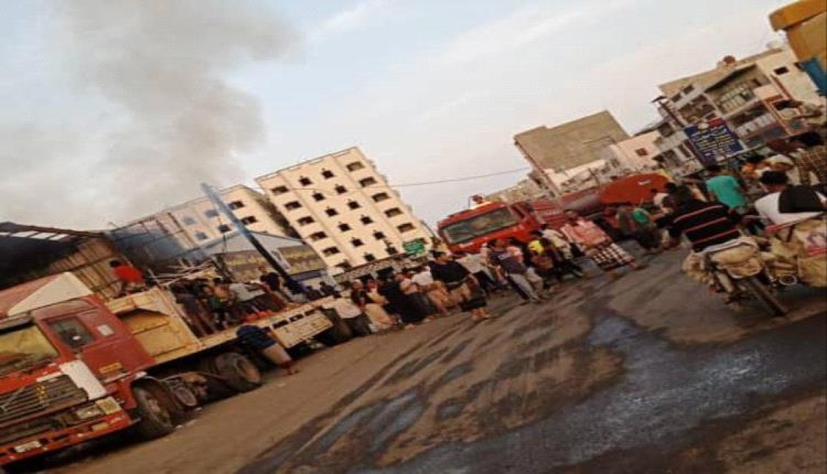 Aden.. A fire engulfs a paper manufacturing factory in Mansoura