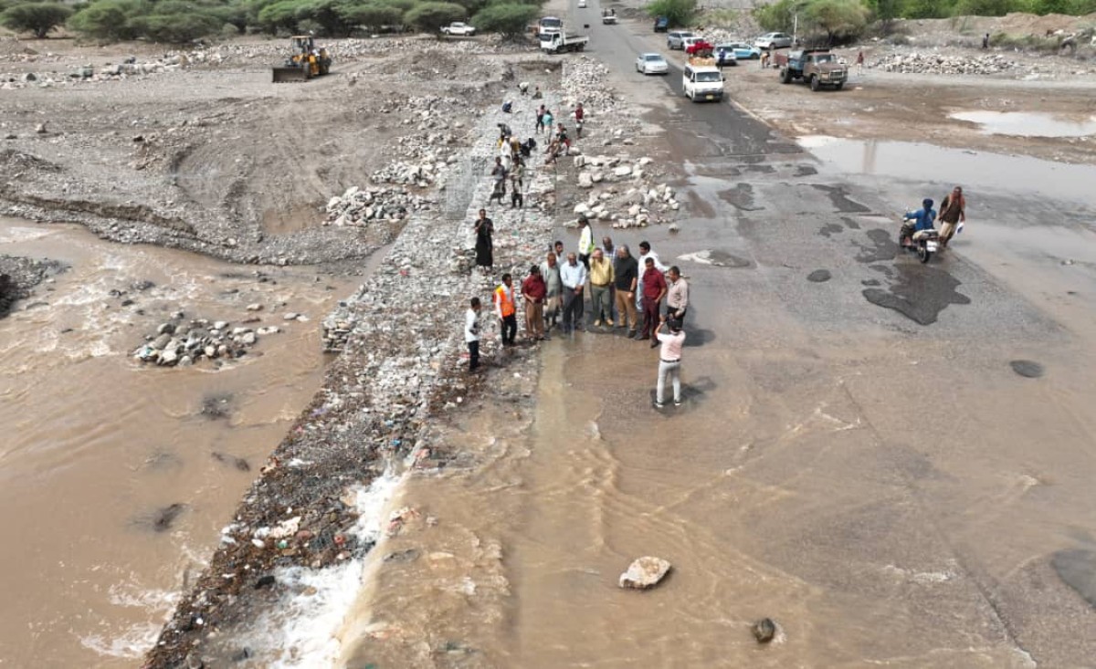 Chairman of the Road Maintenance Fund Council inspects the repair work of the Sa’ilat Bala surface bridge in Lahj