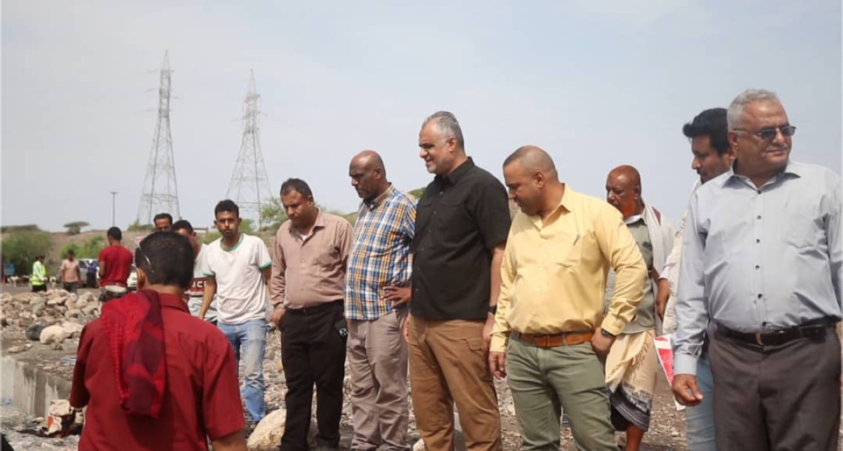 Chairman of the Road Maintenance Fund Council inspects the repair work of the Sa’ilat Bala surface bridge in Lahj