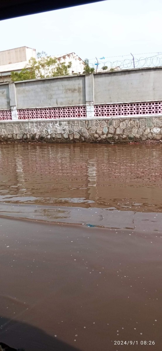 Rainwater floods the streets of Aden, and the authorities neglect to drain it after more than 15 hours