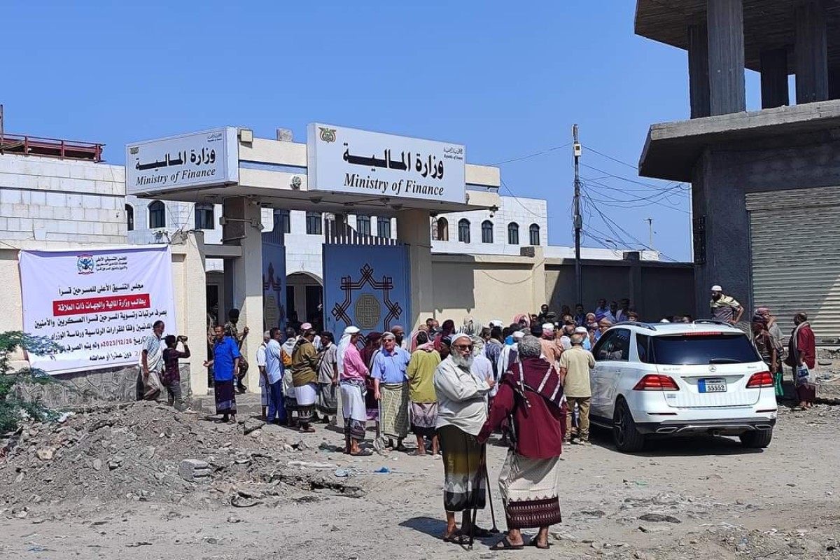 A protest stand for the forcibly demobilized in front of the Ministry of Finance in Aden