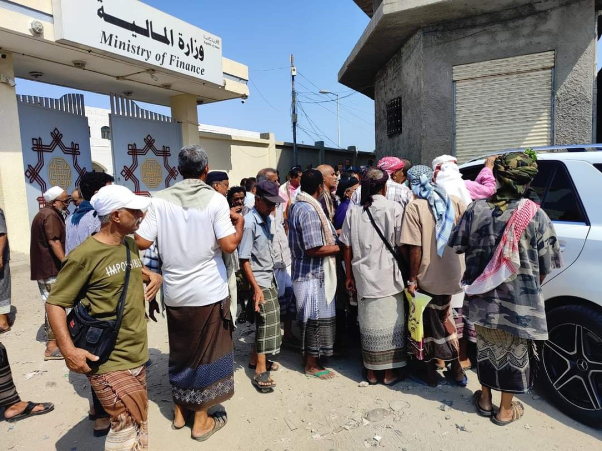 A protest stand for the forcibly demobilized in front of the Ministry of Finance in Aden