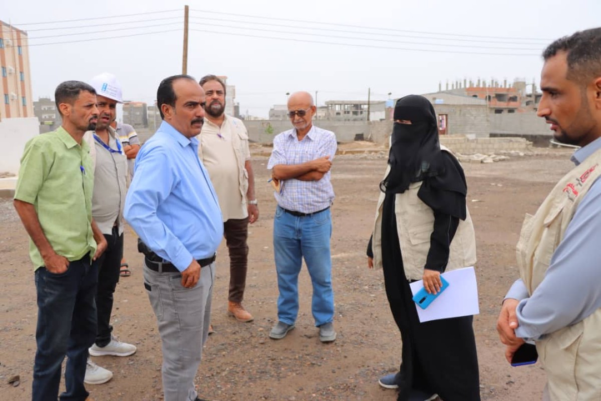 Al-Zuhri hands over the construction site of the Shahid Salem Qattan School in Khor Maksar to the implementing agencies