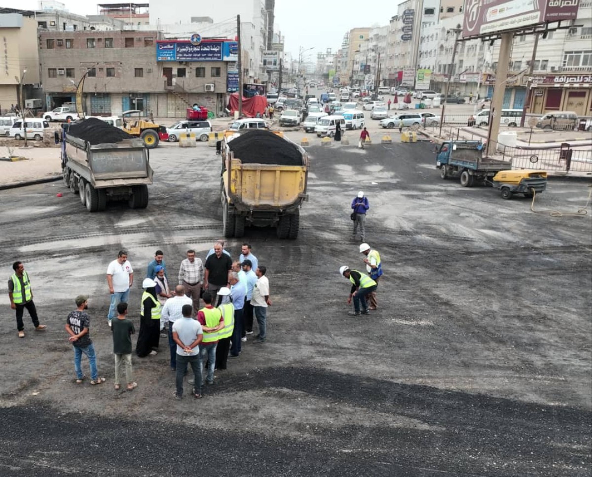 The start of the asphalt work of Al Kathiri Roundabout in Mansoura, the capital, Aden