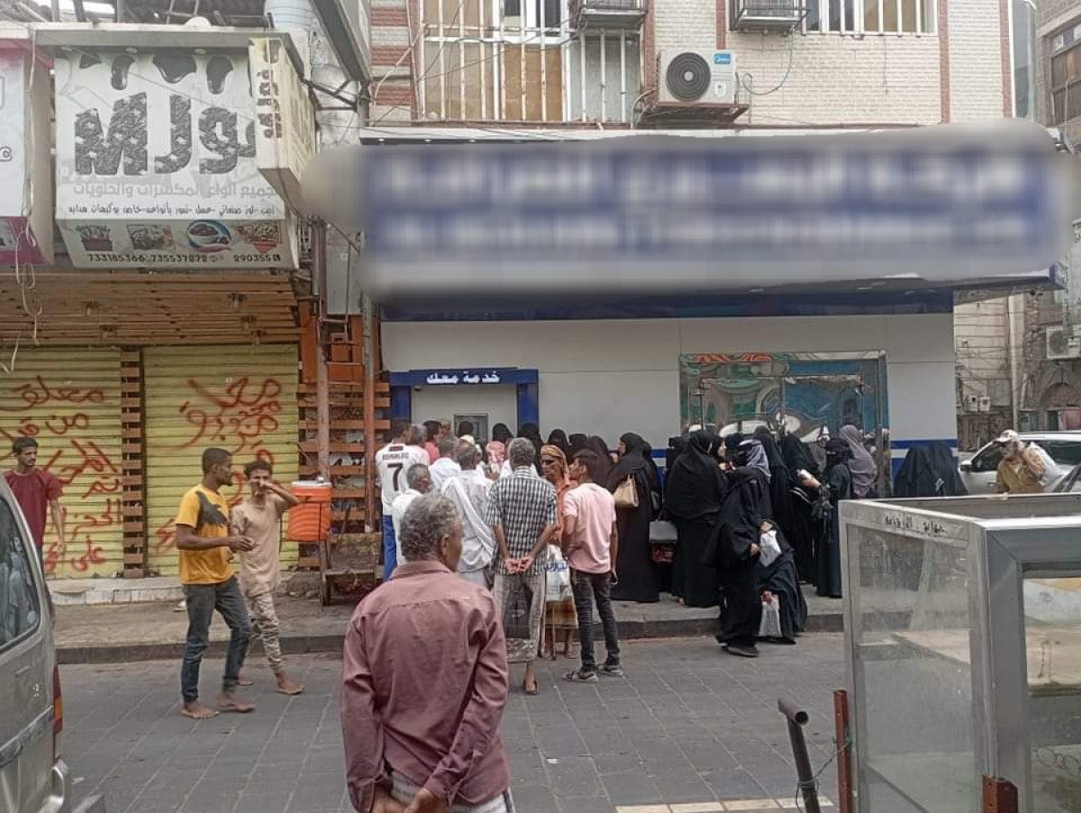 Faces of suffering appear in the queues of retirees in Aden