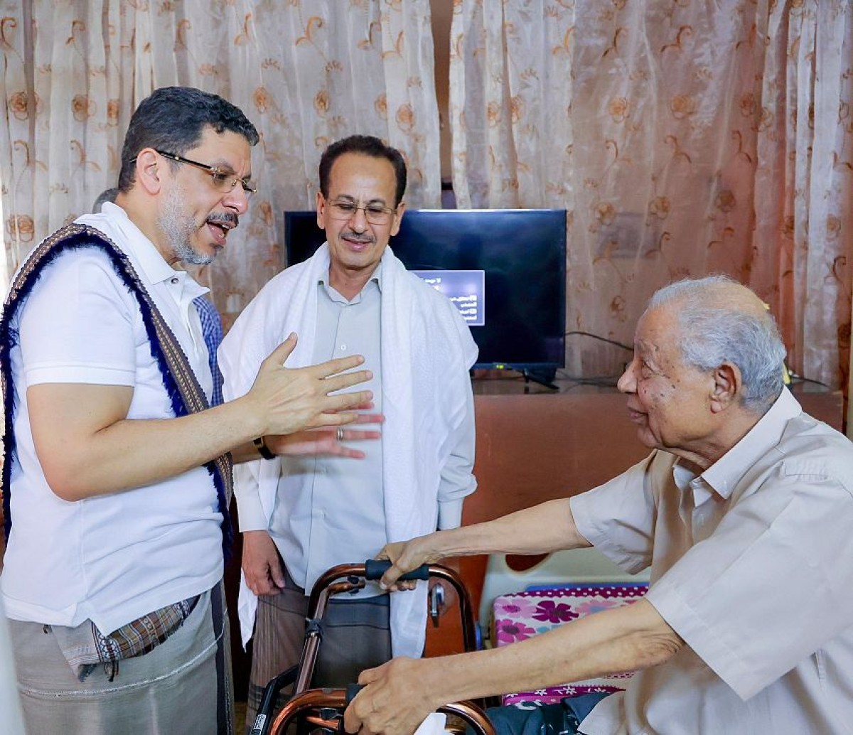 The Prime Minister visits the freedom fighter, Major General Ahmed Salem Obaid, at his home in Aden