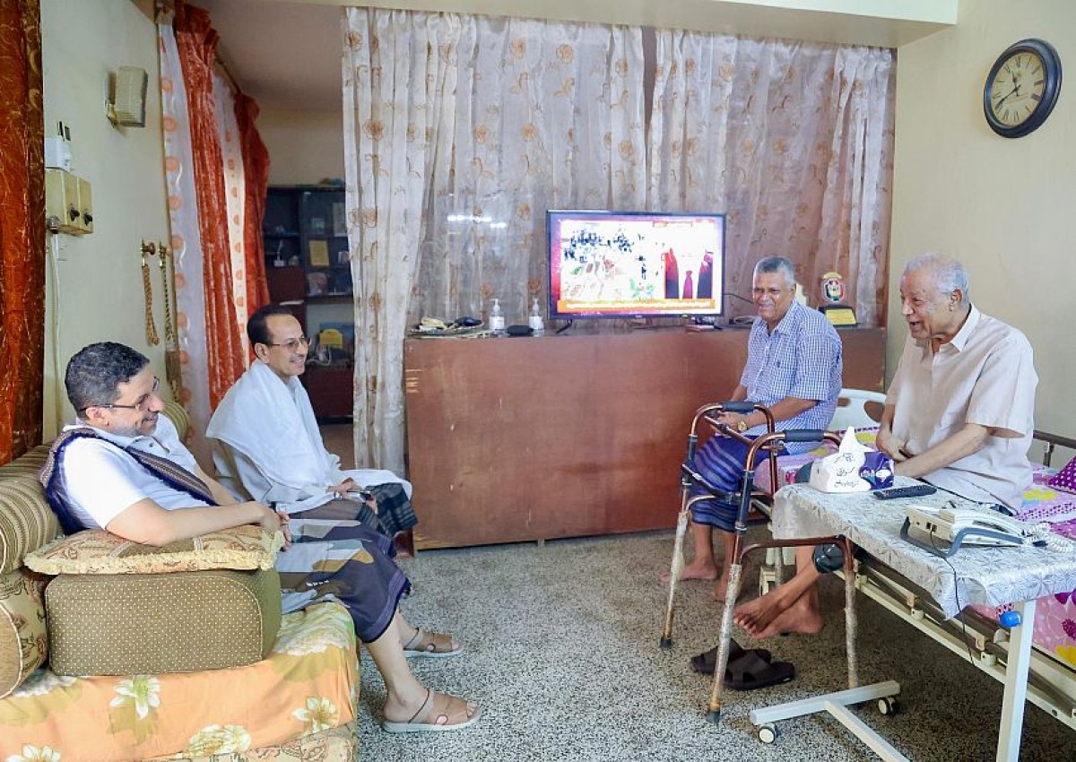 The Prime Minister visits the freedom fighter, Major General Ahmed Salem Obaid, at his home in Aden