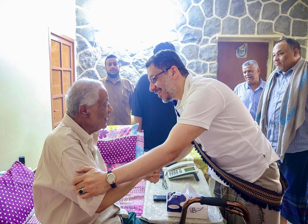 رئيس الوزراء يزور المناضل اللواء الركن احمد سالم عبيد بمنزله بعدن