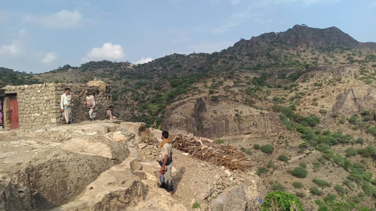 Houthi militias displaced hundreds of families in Lahj after targeting their homes and lands with heavy weapons