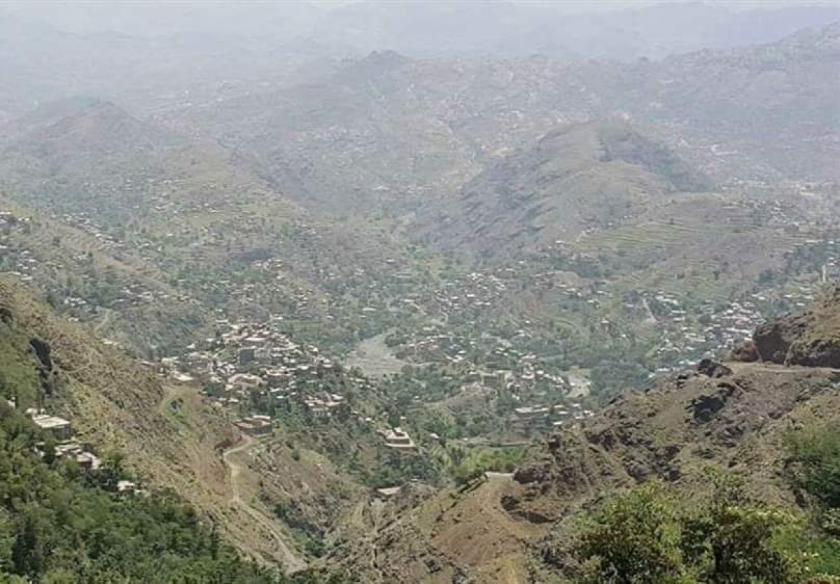 A girl was injured by Houthi militia snipers, south of Taiz