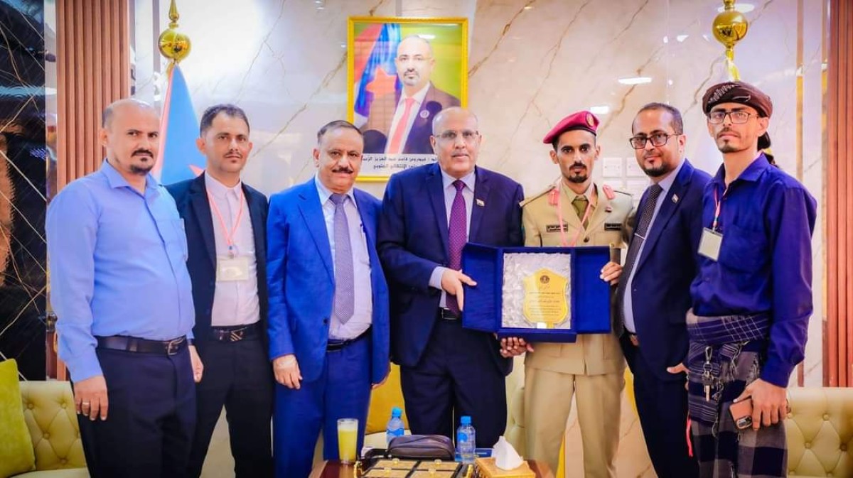 Al Kathiri honors Lieutenant Al Abdali for achieving first place in military sciences in the UAE