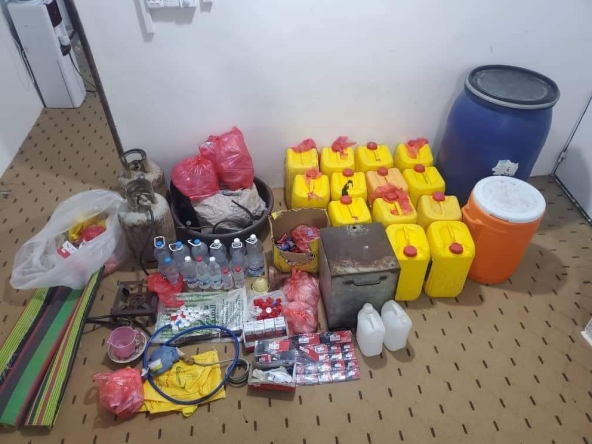 Al-Mahra Drug Control seized a liquor manufacturing factory in Ghaydah