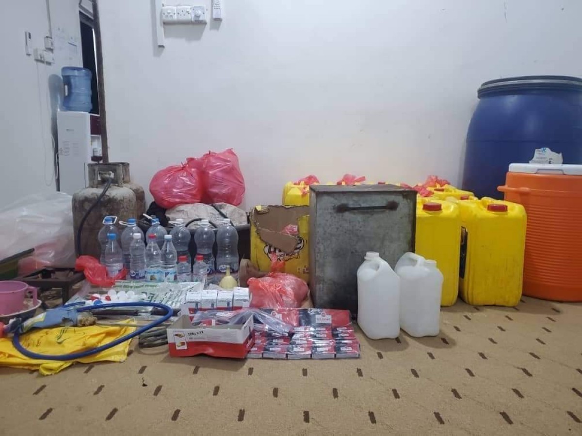 Al-Mahra Drug Control seized a liquor manufacturing factory in Ghaydah