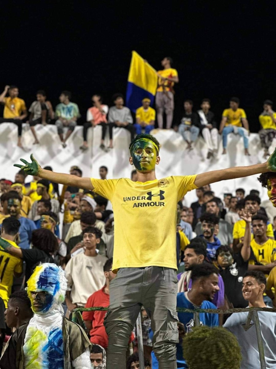 ملعب الحبيشي يشهد عودة الروح الجماهيرية في مباراة الشعلة والتلال لتحديد بطل كأس عدن - صور