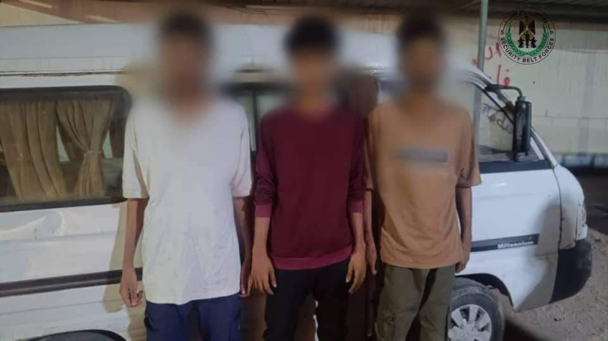 A robbery and robbery gang was arrested in the Mansoura District in the capital, Aden