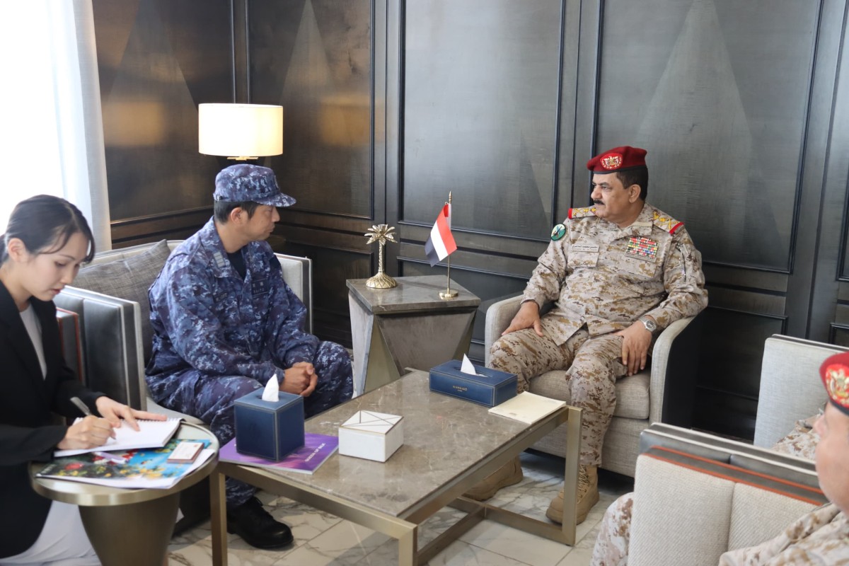 The Minister of Defense meets with the Chinese Chargé d'Affaires and the Japanese Military Attaché