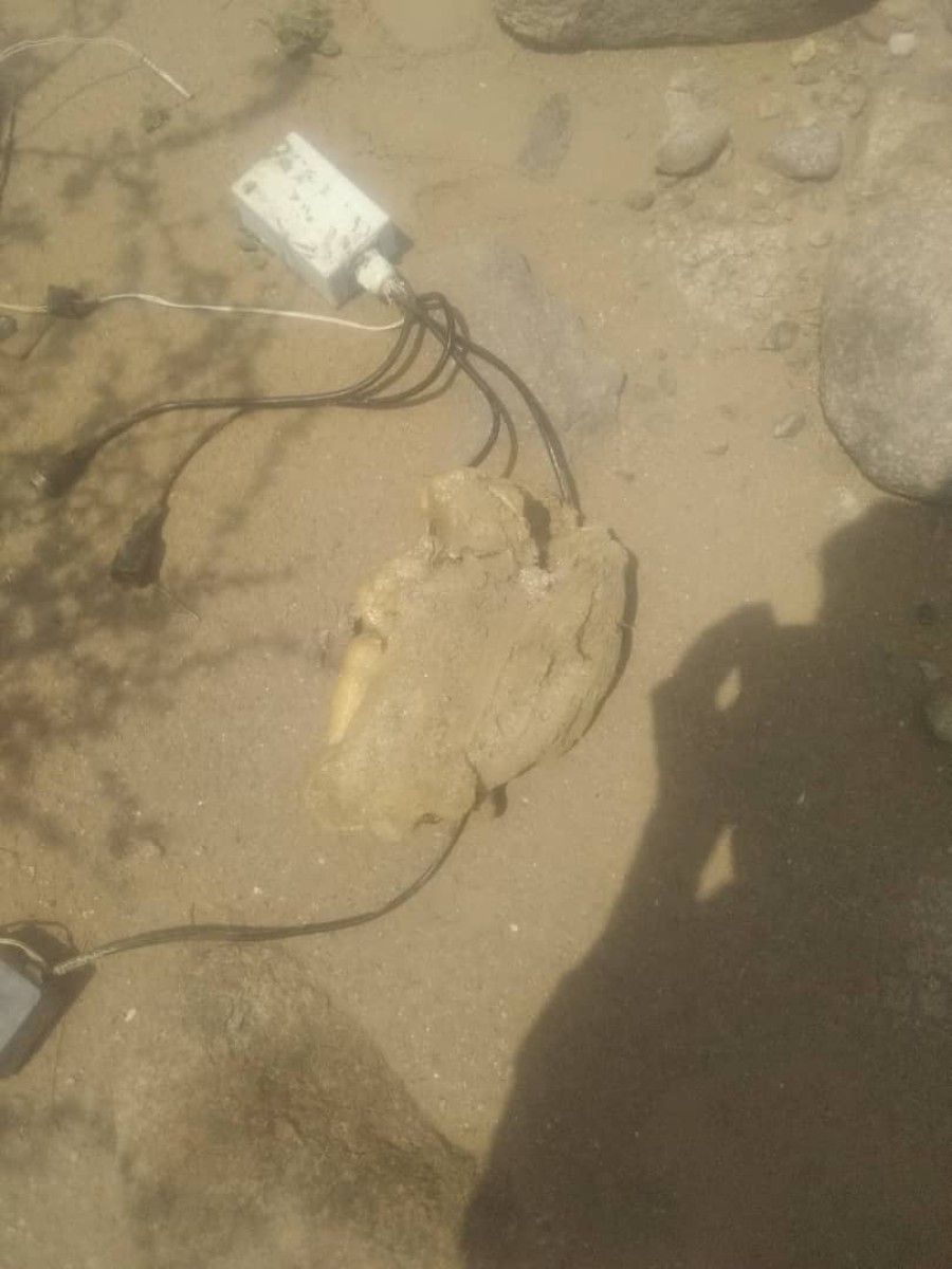 Floods reveal explosive devices planted by Houthi militias in a graveyard west of Taiz