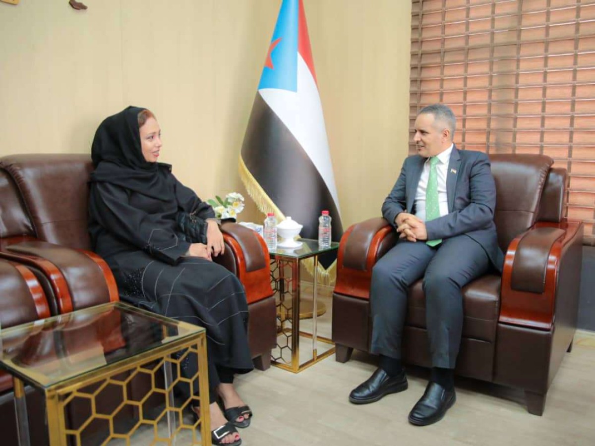 Al-Yafei meets southern journalist Asmahan Azazi and praises her struggle role.