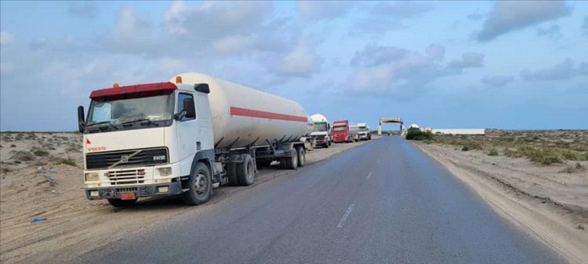 Abyan.. Gas locomotive drivers stage a sit-in at the entrance to Aden to protest the continued levies