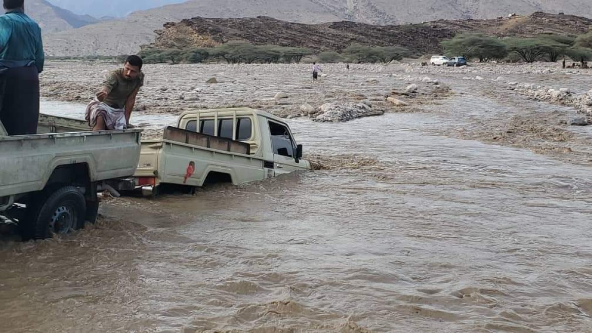 سيول وأمطار غزيرة تعرقل حركة السير وتقطع الطرق في دلتا أبين والمناطق الجبلية