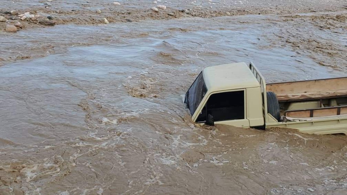 سيول وأمطار غزيرة تعرقل حركة السير وتقطع الطرق في دلتا أبين والمناطق الجبلية