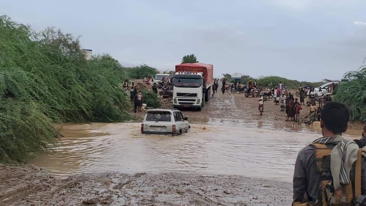 سيول وأمطار غزيرة تعرقل حركة السير وتقطع الطرق في دلتا أبين والمناطق الجبلية