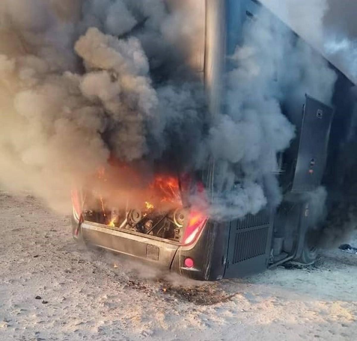 A passenger bus on its way to Aden was burned