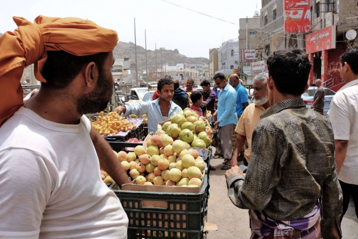 العرب.. المعضلة الاقتصادية تبتعد بالحكومة اليمنية عن تنفيذ وعود تحسين الأوضاع الاجتماعية